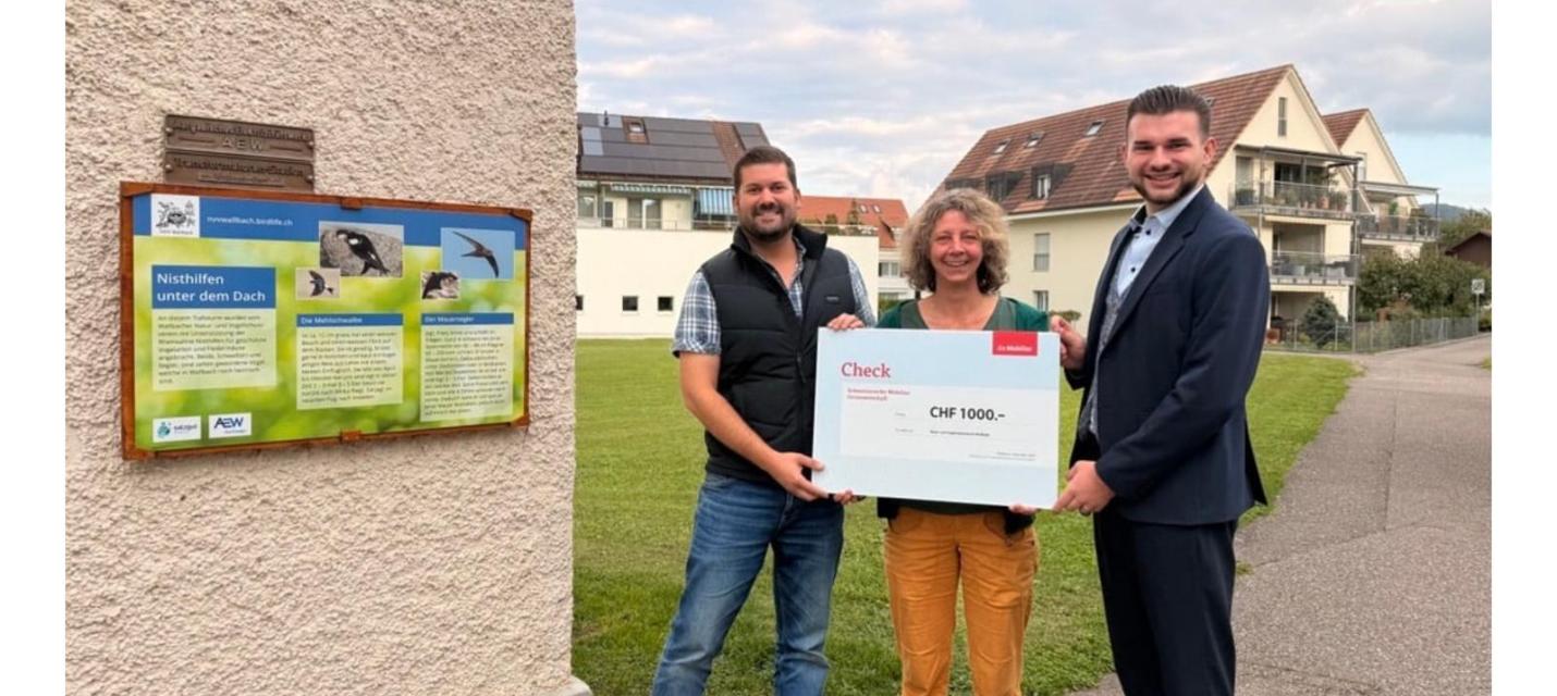 Mario Gentili beim überreichen des Checks an unsere CO-Präsidenten Diana Keller und Manuel Kaufmann
